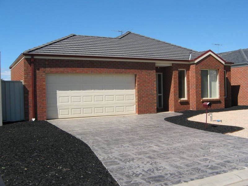 3 Great Barr Cresent, Caroline Springs VIC 3023