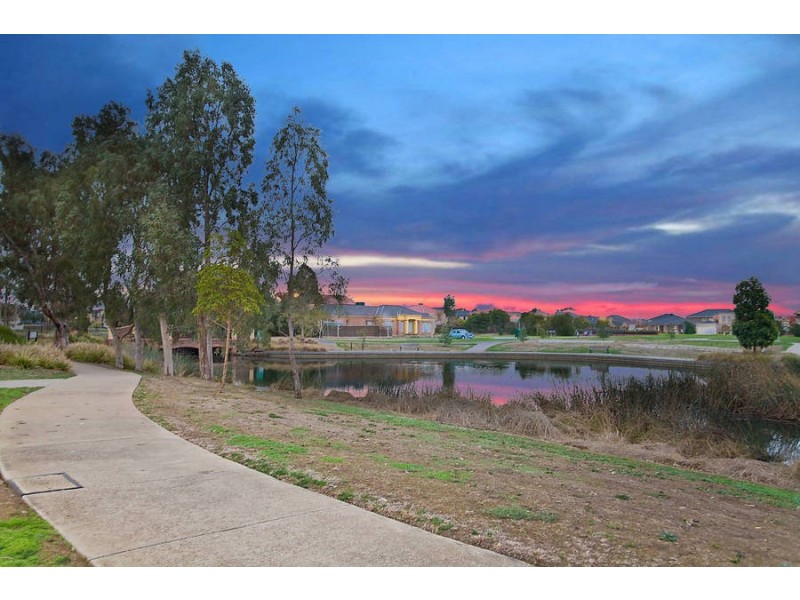 5 King Cct, Caroline Springs VIC 3023