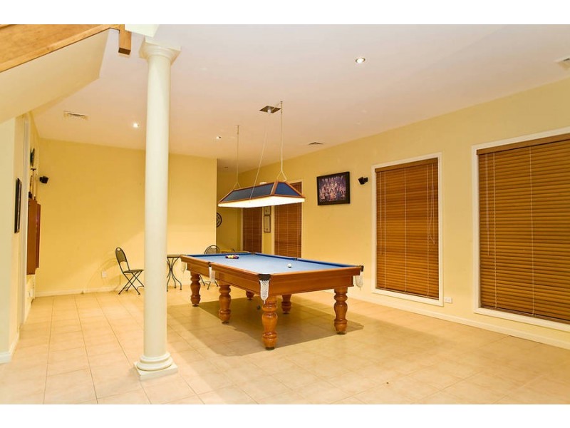 5 King Cct, Caroline Springs VIC 3023