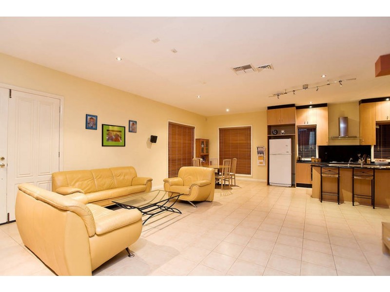 5 King Cct, Caroline Springs VIC 3023