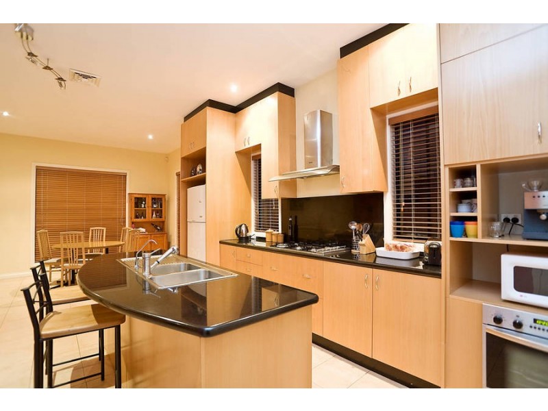 5 King Cct, Caroline Springs VIC 3023