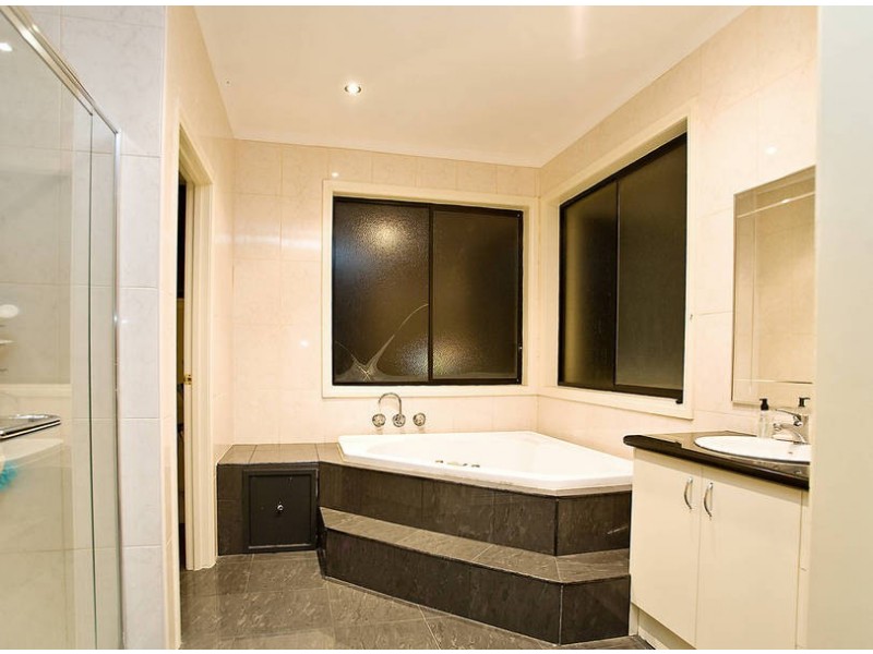 5 King Cct, Caroline Springs VIC 3023