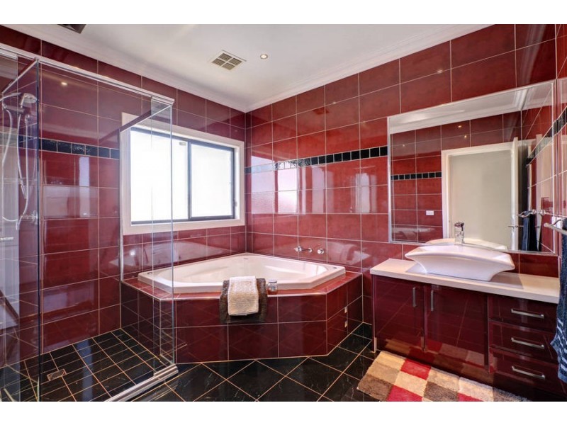 30 Oakview Pde, Caroline Springs VIC 3023