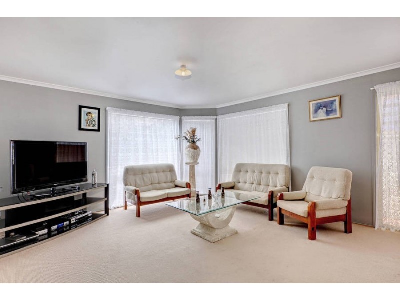 17 Hammersely Place, Caroline Springs VIC 3023