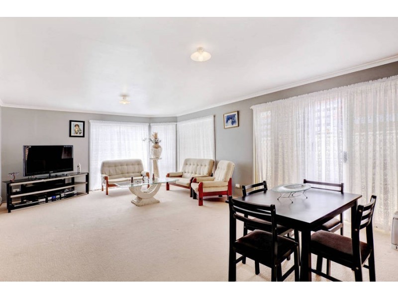 17 Hammersely Place, Caroline Springs VIC 3023
