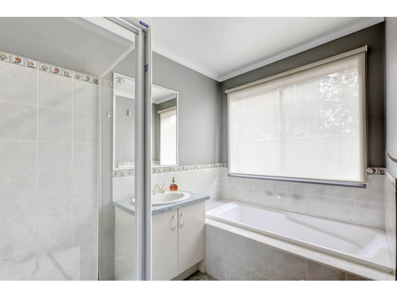 17 Hammersely Place, Caroline Springs VIC 3023