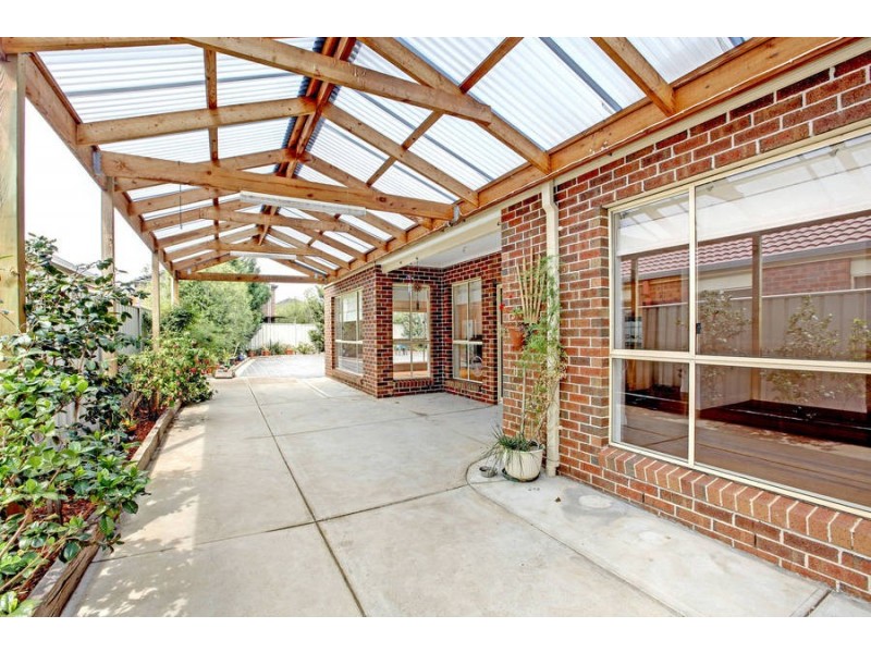 72 Spring Lake Ave, Caroline Springs VIC 3023