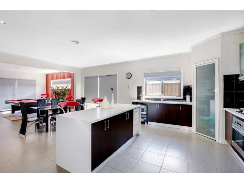 12 Duneria Grv, Caroline Springs VIC 3023