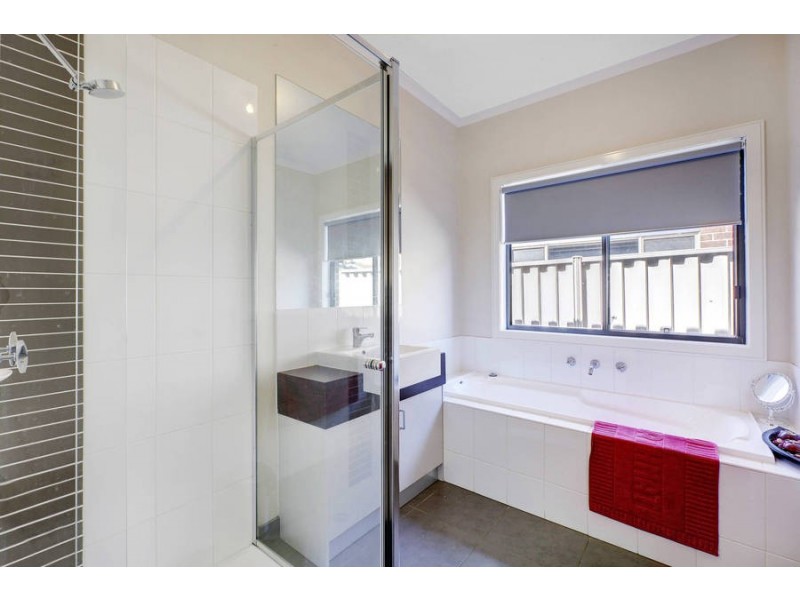 12 Duneria Grv, Caroline Springs VIC 3023