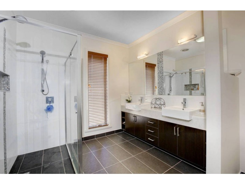 55 Lancefield Green, Caroline Springs VIC 3023