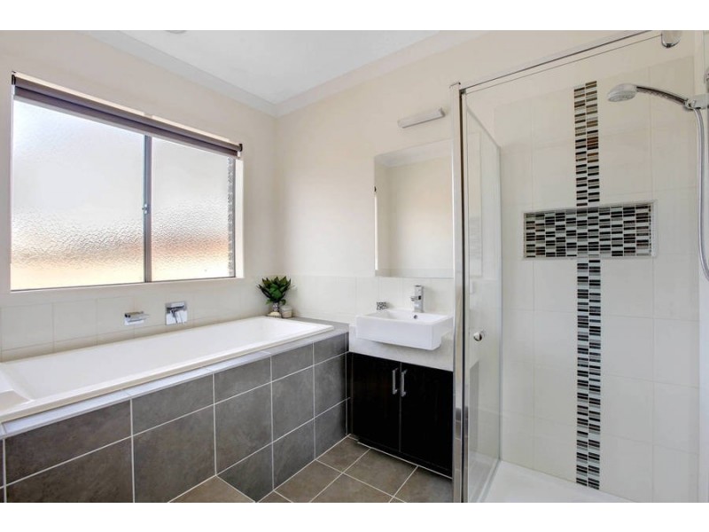 55 Lancefield Green, Caroline Springs VIC 3023