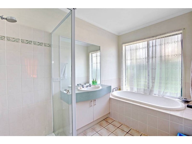 1 Flintoff Ave, Burnside VIC 3023