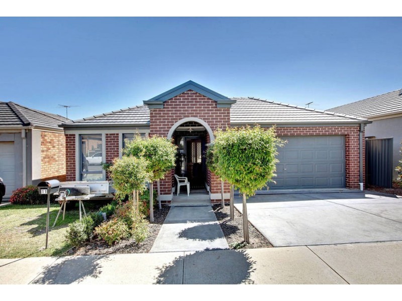 11 Hele Cls, Caroline Springs VIC 3023