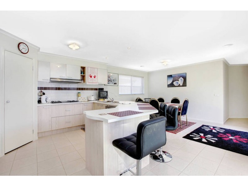 11 Hele Cls, Caroline Springs VIC 3023