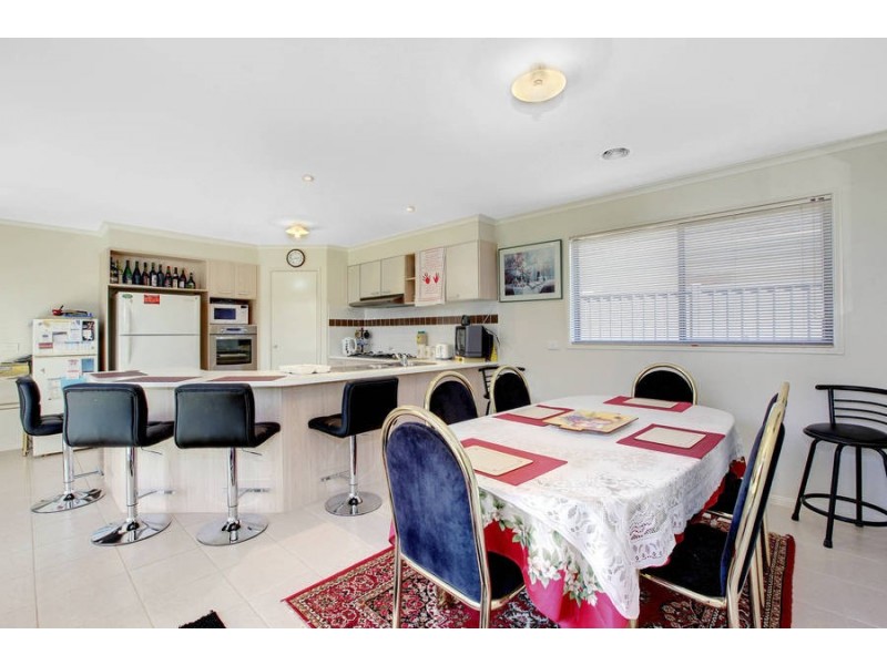 11 Hele Cls, Caroline Springs VIC 3023