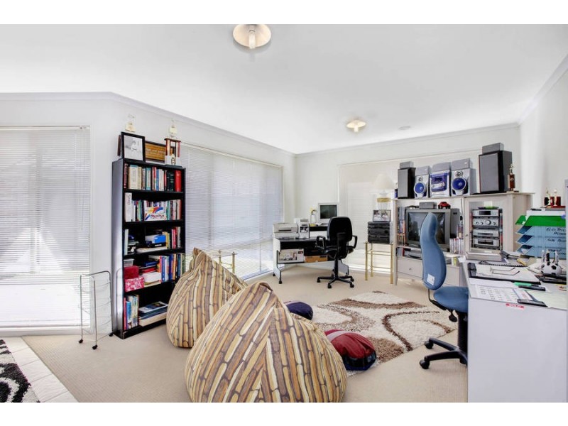 11 Hele Cls, Caroline Springs VIC 3023