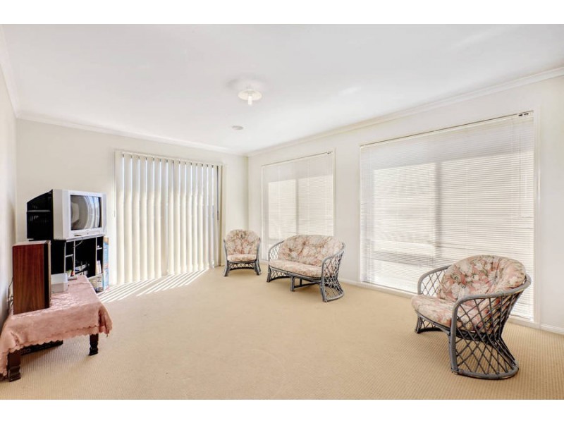 11 Hele Cls, Caroline Springs VIC 3023