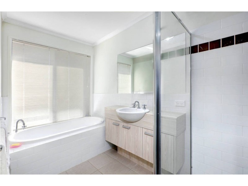 11 Hele Cls, Caroline Springs VIC 3023