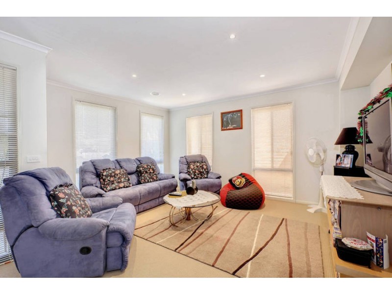 11 Hele Cls, Caroline Springs VIC 3023