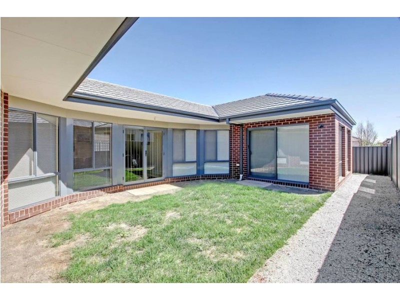 11 Hele Cls, Caroline Springs VIC 3023
