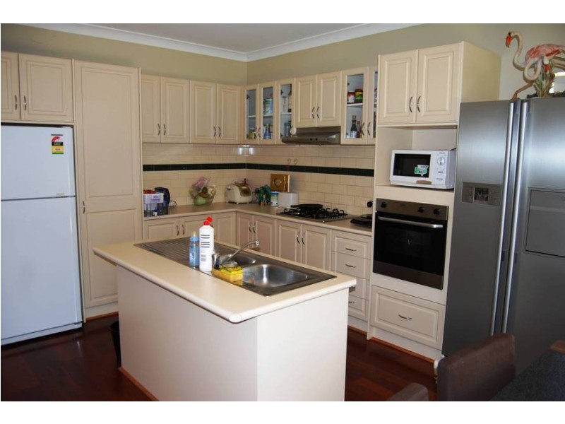 13 Barlow Cl, Caroline Springs VIC 3023