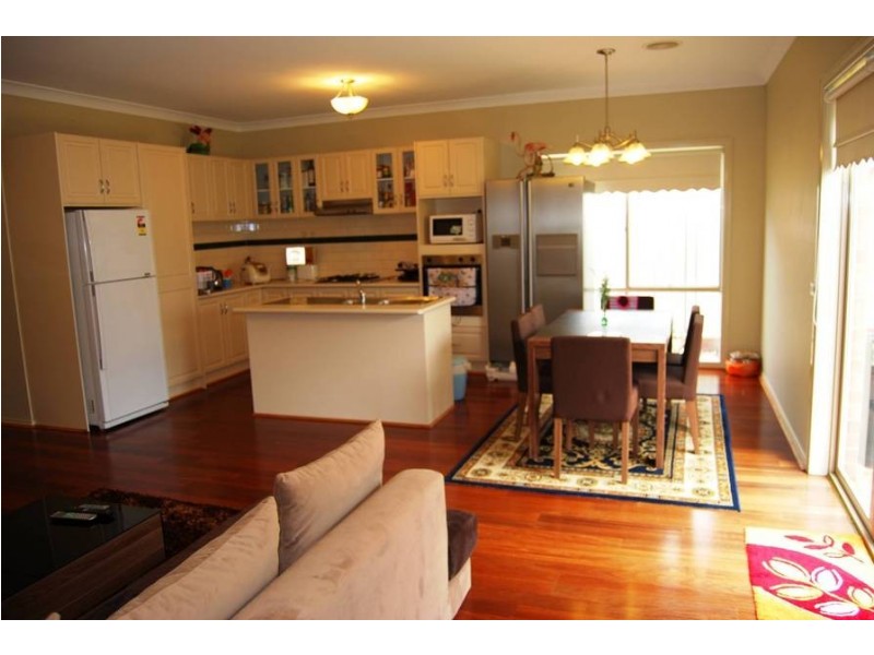 13 Barlow Cl, Caroline Springs VIC 3023