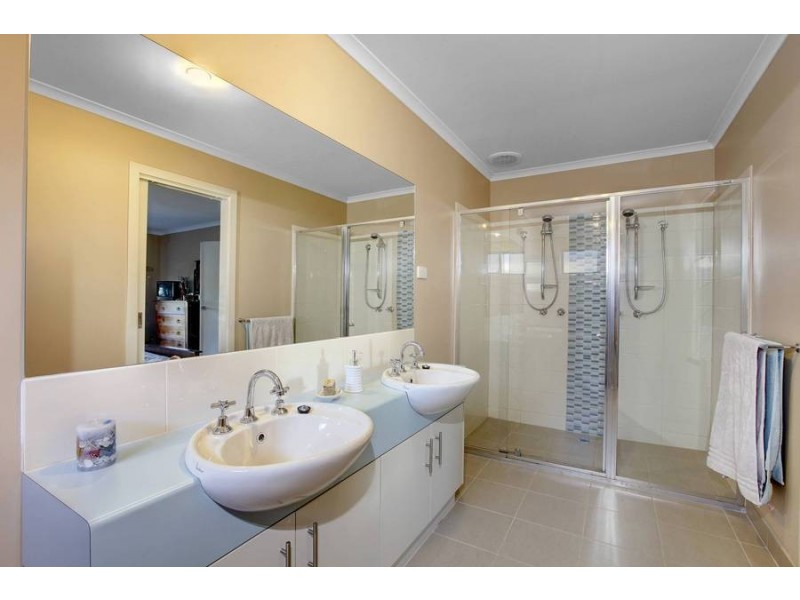 28 Pro Hart Way, Caroline Springs VIC 3023
