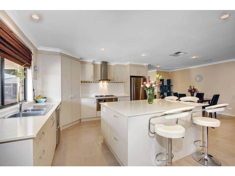 28 Pro Hart Way, Caroline Springs VIC 3023