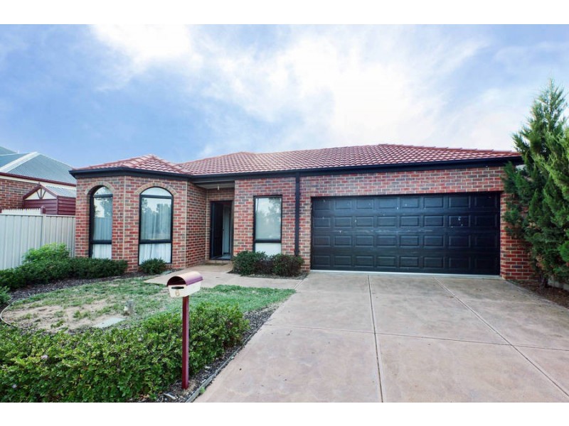 6 Bellfield Ave, Caroline Springs VIC 3023