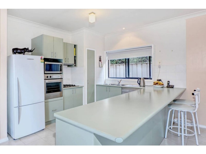 6 Bellfield Ave, Caroline Springs VIC 3023