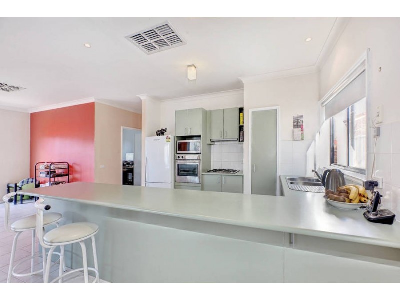 6 Bellfield Ave, Caroline Springs VIC 3023