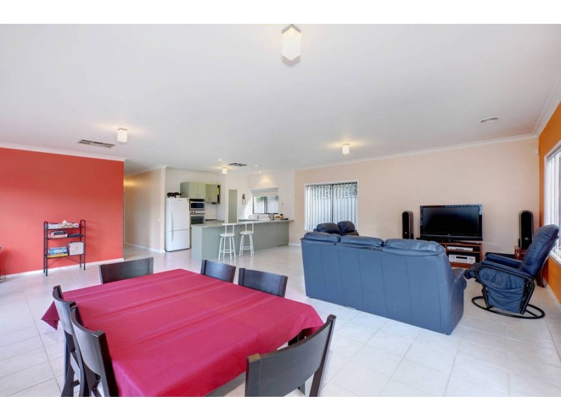 6 Bellfield Ave, Caroline Springs VIC 3023