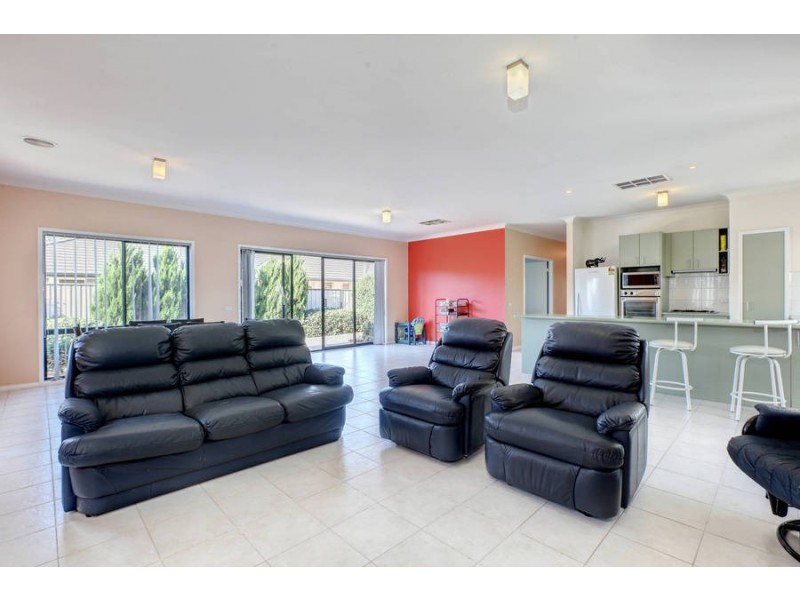 6 Bellfield Ave, Caroline Springs VIC 3023