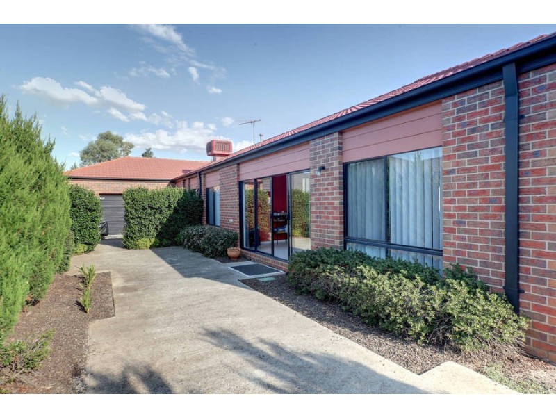 6 Bellfield Ave, Caroline Springs VIC 3023