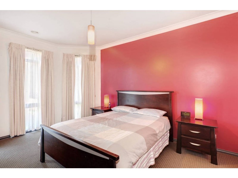 6 Bellfield Ave, Caroline Springs VIC 3023