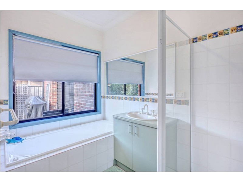 6 Bellfield Ave, Caroline Springs VIC 3023