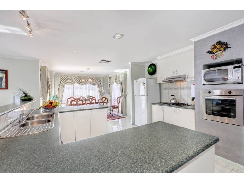 11 Millstream Way, Caroline Springs VIC 3023