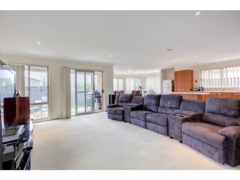 9 Hele Close, Caroline Springs VIC 3023