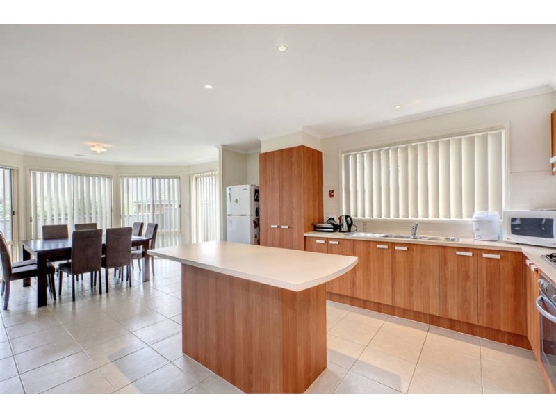 9 Hele Close, Caroline Springs VIC 3023