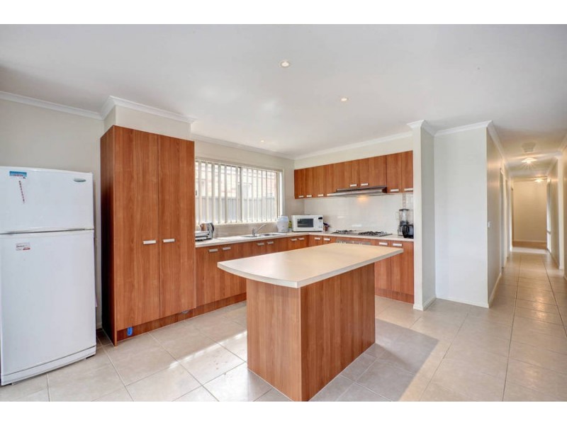 9 Hele Close, Caroline Springs VIC 3023