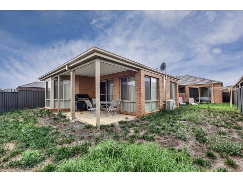 9 Hele Close, Caroline Springs VIC 3023