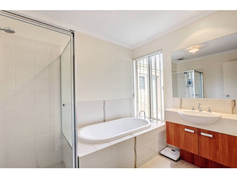 9 Hele Close, Caroline Springs VIC 3023