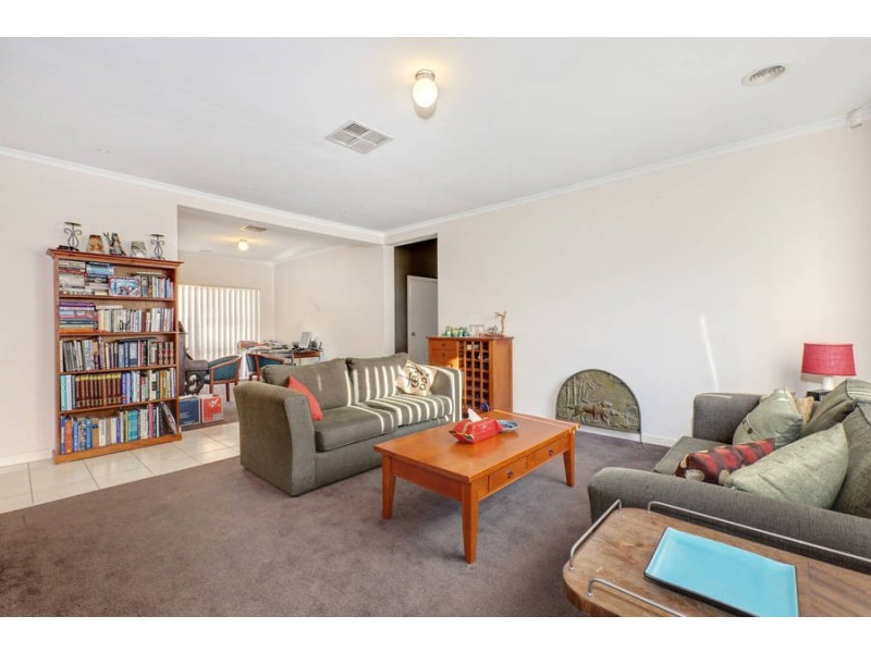 14 Kings Domain, Caroline Springs VIC 3023