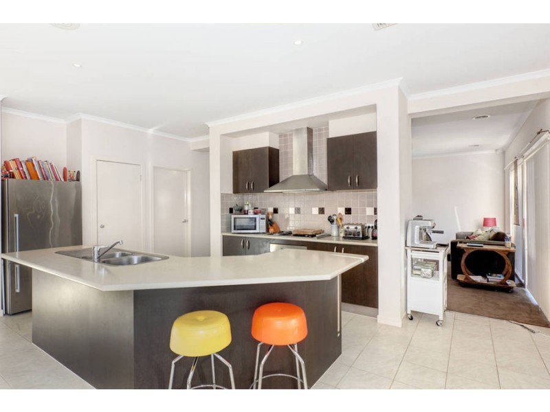 14 Kings Domain, Caroline Springs VIC 3023