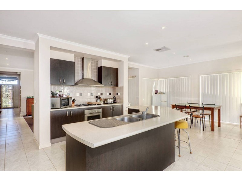 14 Kings Domain, Caroline Springs VIC 3023