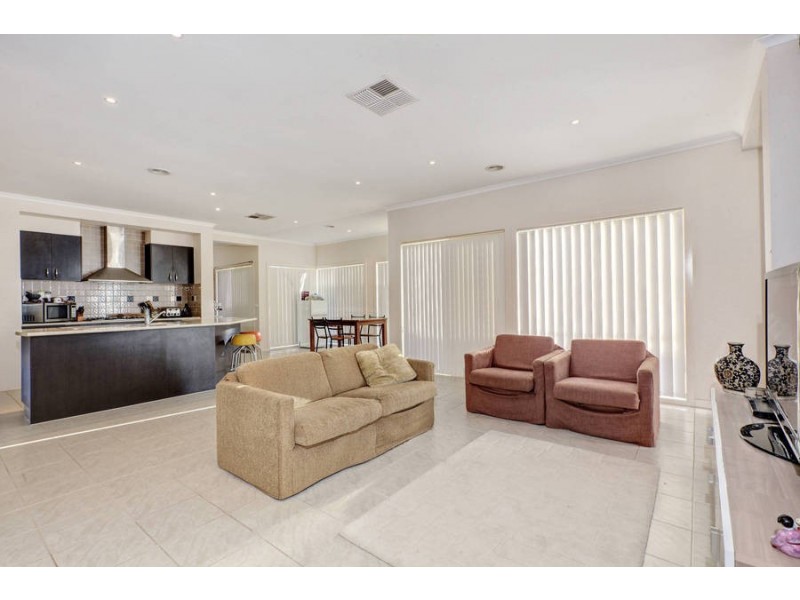 14 Kings Domain, Caroline Springs VIC 3023