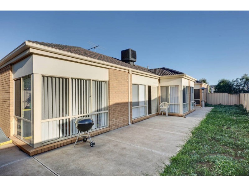 14 Kings Domain, Caroline Springs VIC 3023