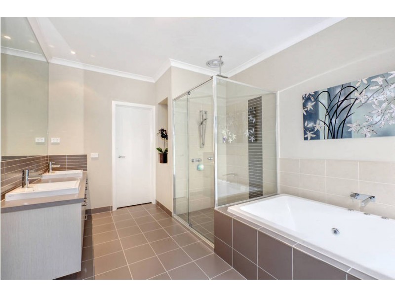 6 Briar Valley Rise, Caroline Springs VIC 3023