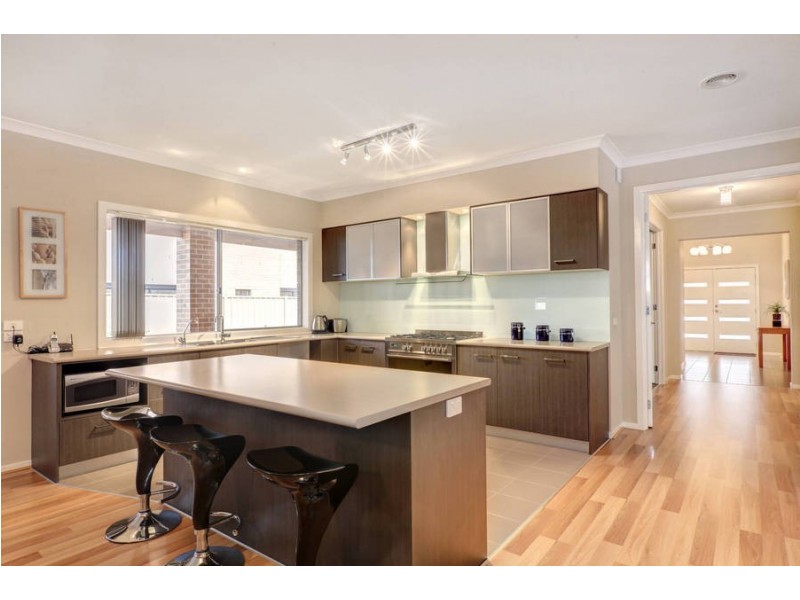 6 Briar Valley Rise, Caroline Springs VIC 3023