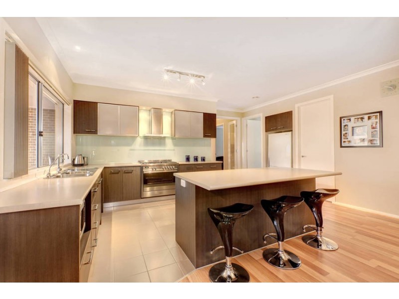 6 Briar Valley Rise, Caroline Springs VIC 3023